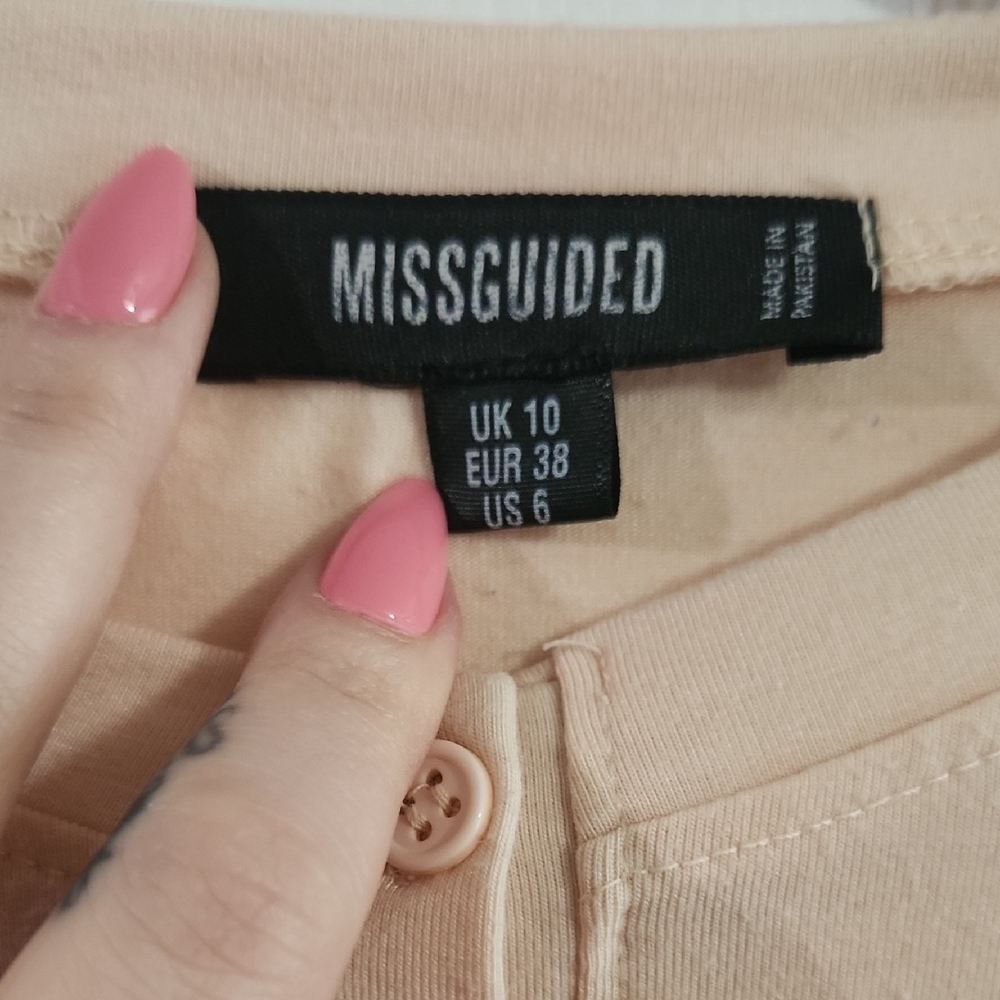 Missguided Peach Button-Front Cropped Tee with Logo Tag - Picture 3 of 8